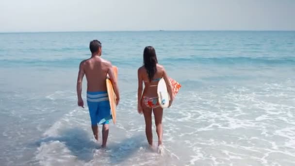 Dois surfistas caminhando no mar com prancha — Vídeo de Stock