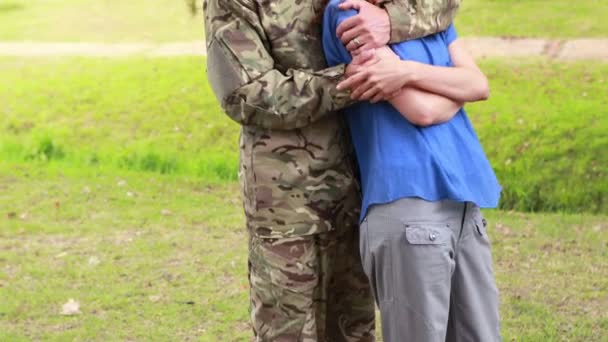 Счастливый солдат обнимает жену — стоковое видео