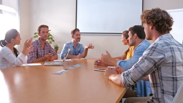 Mensen uit het bedrijfsleven samen spreken tijdens vergadering — Stockvideo