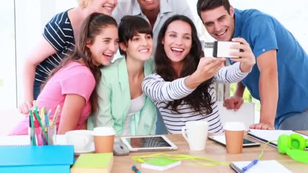 Equipo creativo de negocios tomando una selfie — Vídeos de Stock