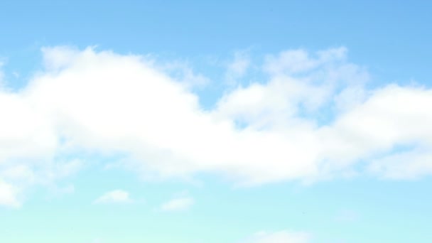 Un cielo azul soleado con nubes — Vídeos de Stock