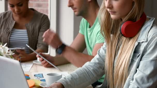 Estudiantes trabajando en tareas en la cafetería del campus — Vídeo de stock