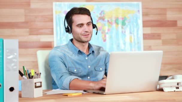 Empresário ter conversa com fone de ouvido — Vídeo de Stock