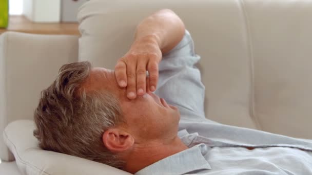 Un hombre infeliz con un terapeuta — Vídeo de stock