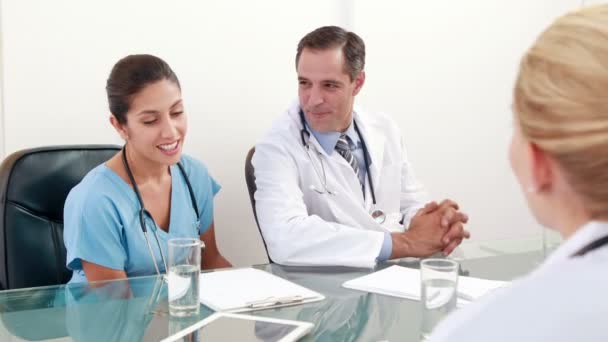 Equipo médico hablando juntos durante la reunión — Vídeo de stock
