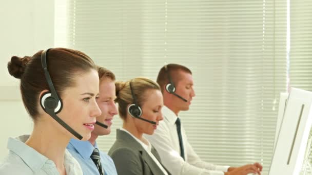 Business team som arbetar i callcenter — Stockvideo