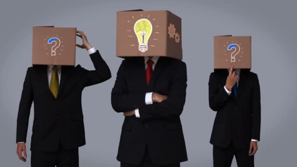Team von Geschäftsleuten versteckt Köpfe mit Kisten — Stockvideo