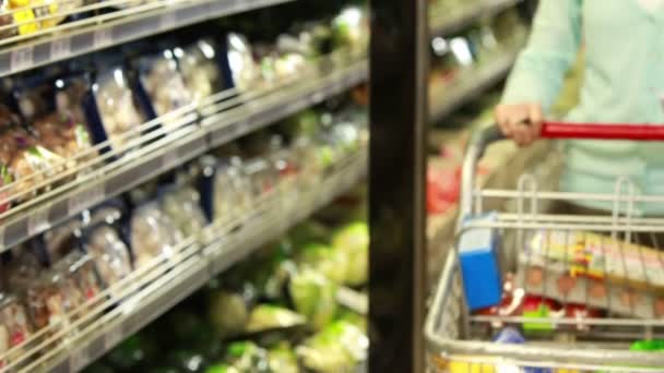 Sonriente morena de compras con lista de supermercados — Vídeos de Stock