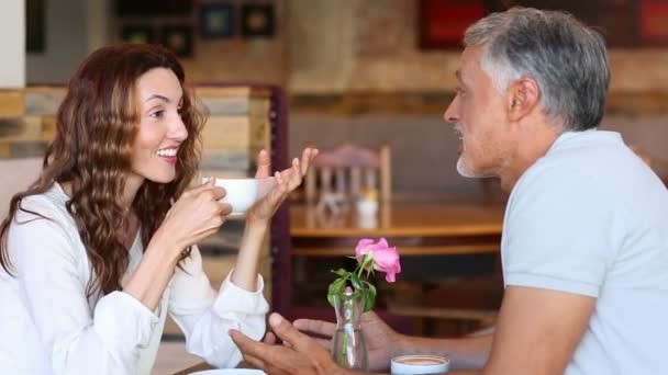 Pareja charlando y tomando café — Vídeos de Stock