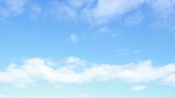 Céu azul ensolarado com nuvens — Vídeo de Stock