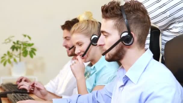 Empresária ajudando agente de call center — Vídeo de Stock