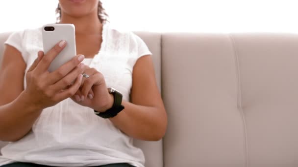 Mujer embarazada enviando un mensaje de texto — Vídeos de Stock