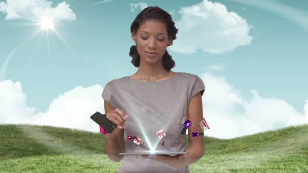 Брюнетка робить електронні чіпси з планшетним комп'ютером — стокове відео