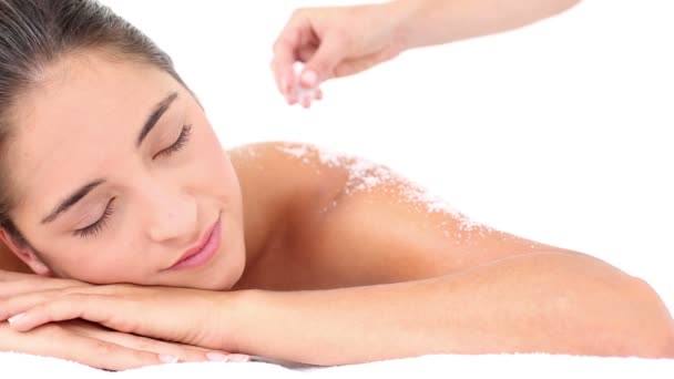 Mujer disfrutando de un masaje exfoliante de sal — Vídeos de Stock