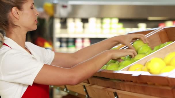 Работник запасается фруктами в супермаркете — стоковое видео