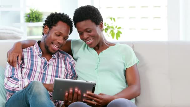 Couple regardant l'échographie du bébé — Video