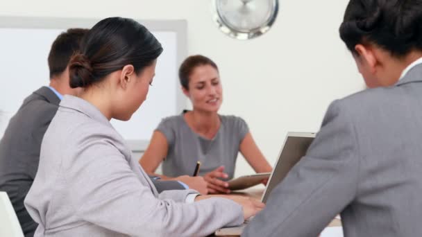 Gente de negocios trabajando juntos durante la reunión — Vídeos de Stock