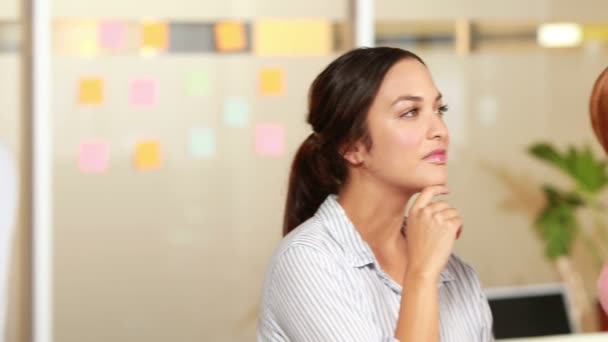 Lluvia de ideas del equipo de negocios frente a un colega — Vídeos de Stock