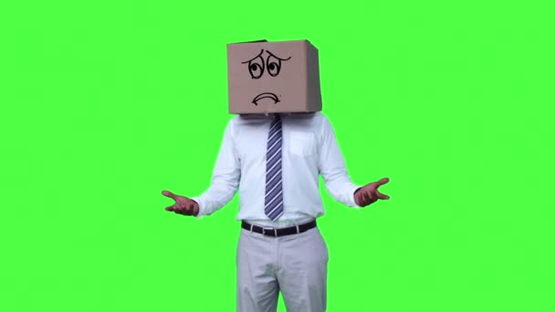 Hombre de negocios anónimo con caja en la cabeza — Vídeos de Stock