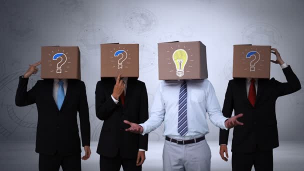 Hombres de negocios escondiendo cabezas con cajas — Vídeos de Stock