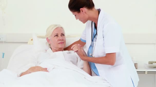 Doctor speaking with her patient — Stock Video