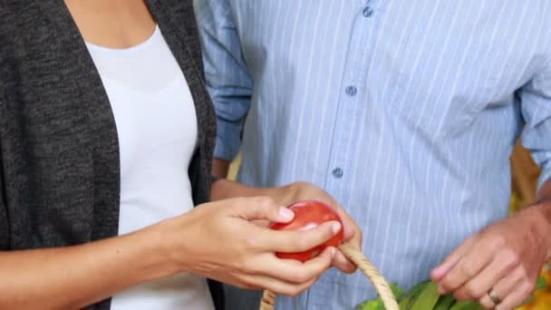 Pareja escogiendo verduras — Vídeo de stock