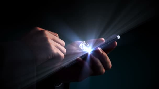 Mann benutzt Smartphone mit holographischen Apps — Stockvideo