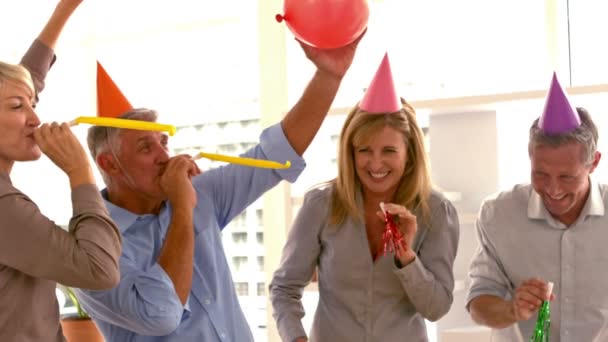 Casual Socios de negocios celebrando — Vídeo de stock