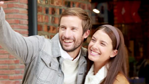 Pareja tomando una selfie en el centro comercial — Vídeos de Stock