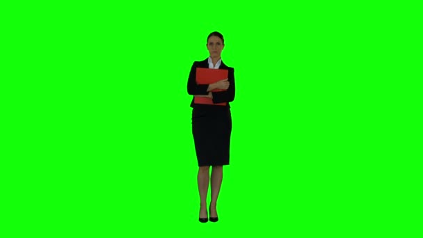 Affärskvinna ser till kameran med filen — Stockvideo