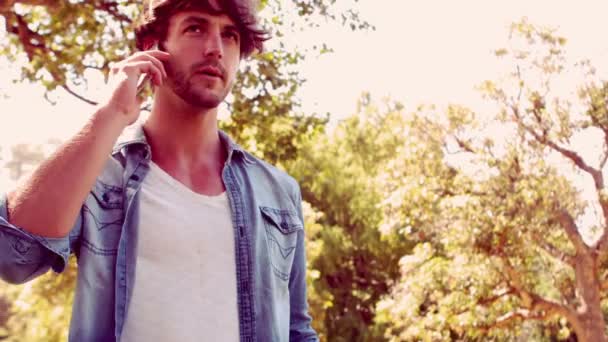 Hipster man met telefoongesprek in het park — Stockvideo