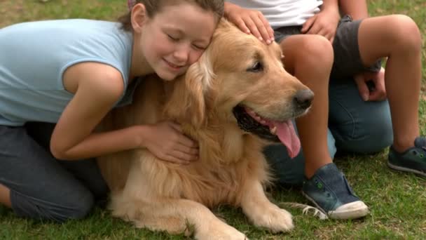 Lyckliga familjen leker med sin hund — Stockvideo