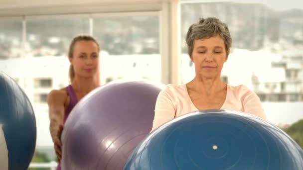 Fit women lifting a medicinal ball — Stock Video