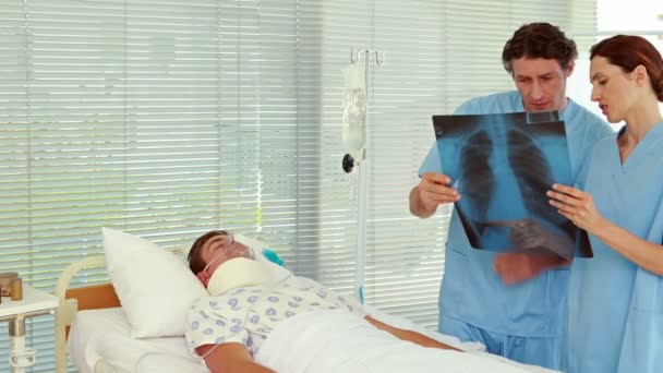 Οι γιατροί, εξετάζοντας ασθενή Xray — Αρχείο Βίντεο