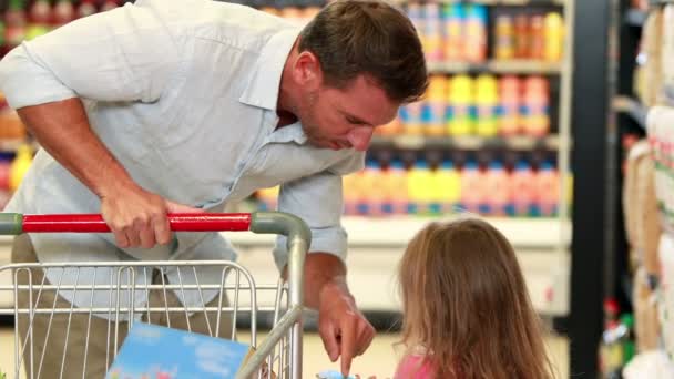 Padre e hija de compras — Vídeo de stock