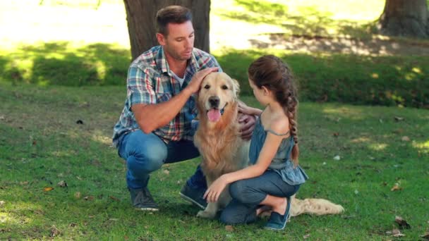 Padre e hija con su perro mascota — Vídeos de Stock