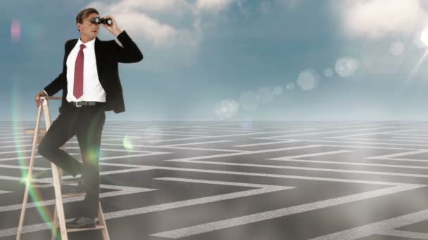 Uomo d'affari sulla scala guardando labirinto con binocolo — Video Stock