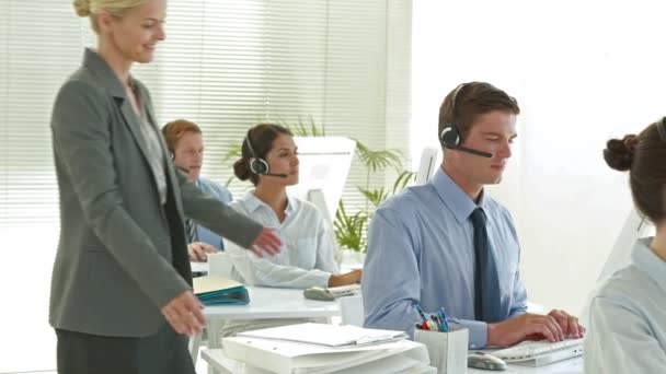 Business team som arbetar i callcenter — Stockvideo