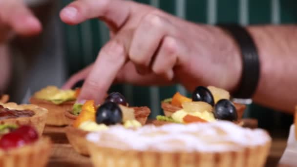 Cierra las manos ordenando los pasteles — Vídeo de stock