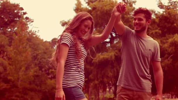 Bonito casal dançando no parque — Vídeo de Stock