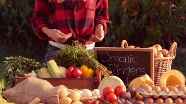 Szép szőke eladási bio zöldség — Stock videók