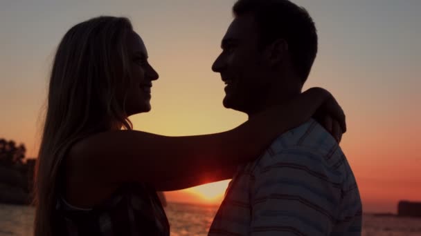 Pareja abrazándose durante el atardecer — Vídeo de stock