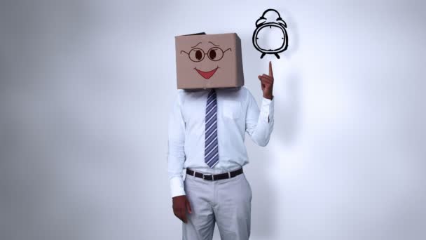 Бізнесмен з коробкою на голові — стокове відео
