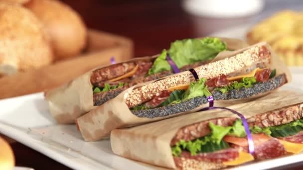 Zobrazení sendvičů a chleba na pult — Stock video