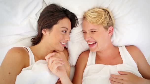 Lesbienne couple câlins dans lit — Video