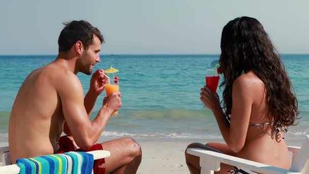 Paar trinkt gemeinsam einen Cocktail — Stockvideo