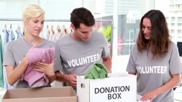 Друзья-волонтеры с коробками для пожертвований — стоковое видео