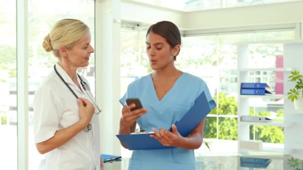 Lékaři drží schránky a mají telefonní hovor — Stock video