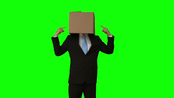 彼の頭の上にボックスで立っているビジネスマン — ストック動画