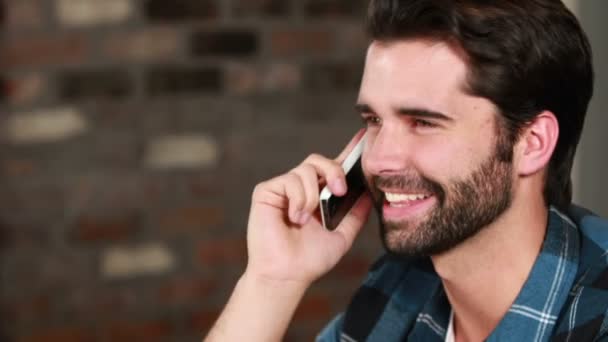 Hipster man discussing on the phone — Stock Video